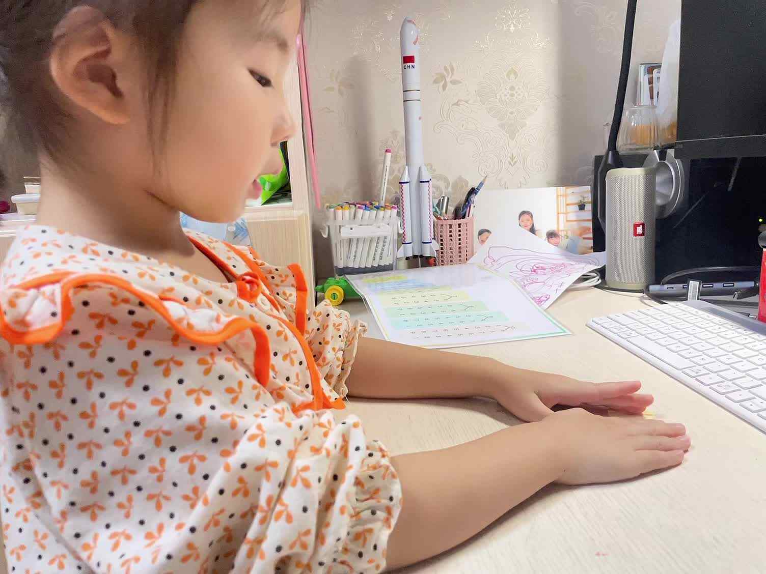 学前B班蒲依诺2024.10.23日操作数字(2-5的分解与组成 ).  mp4