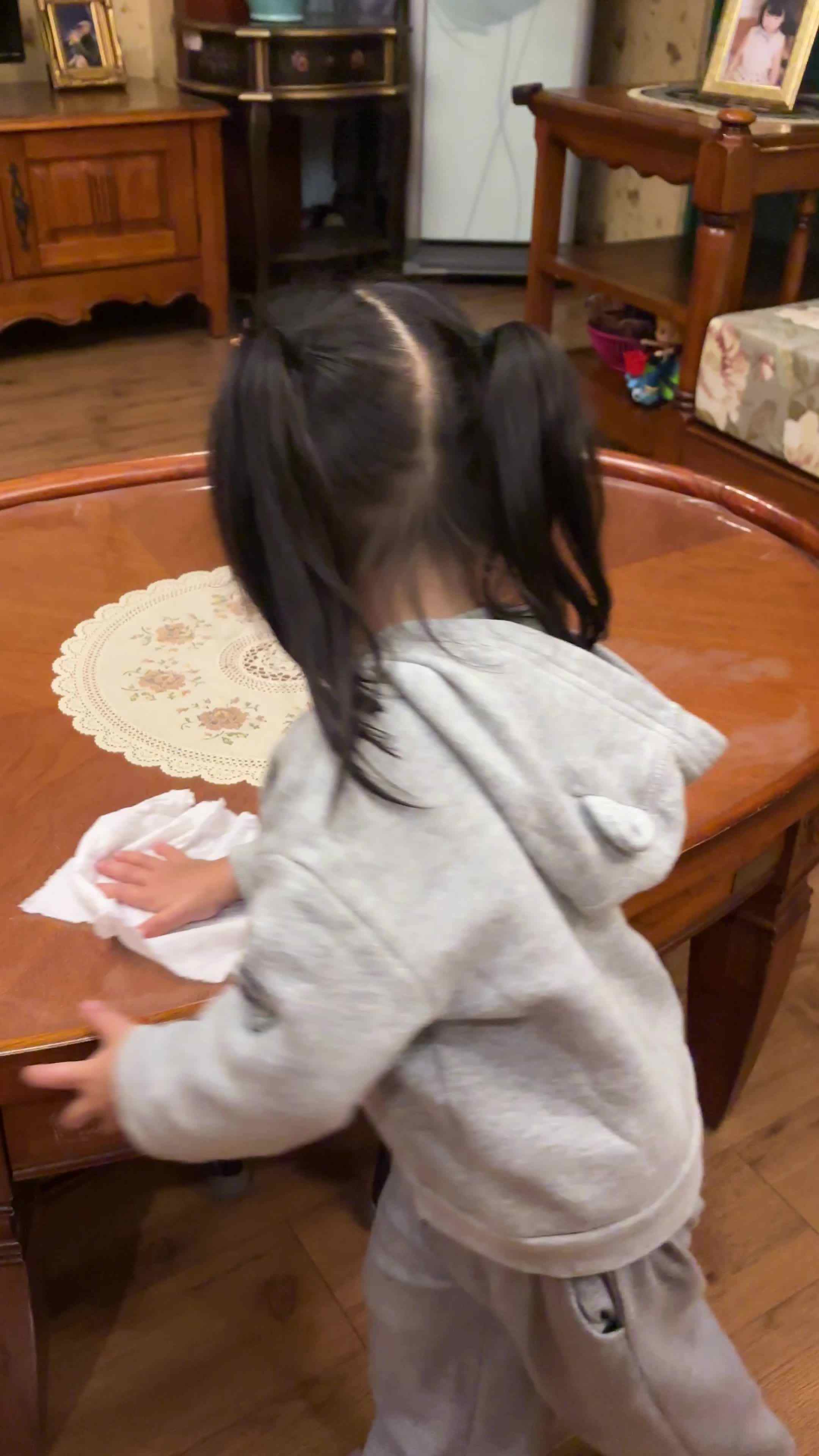 实验小班伊伊—擦桌子.mov