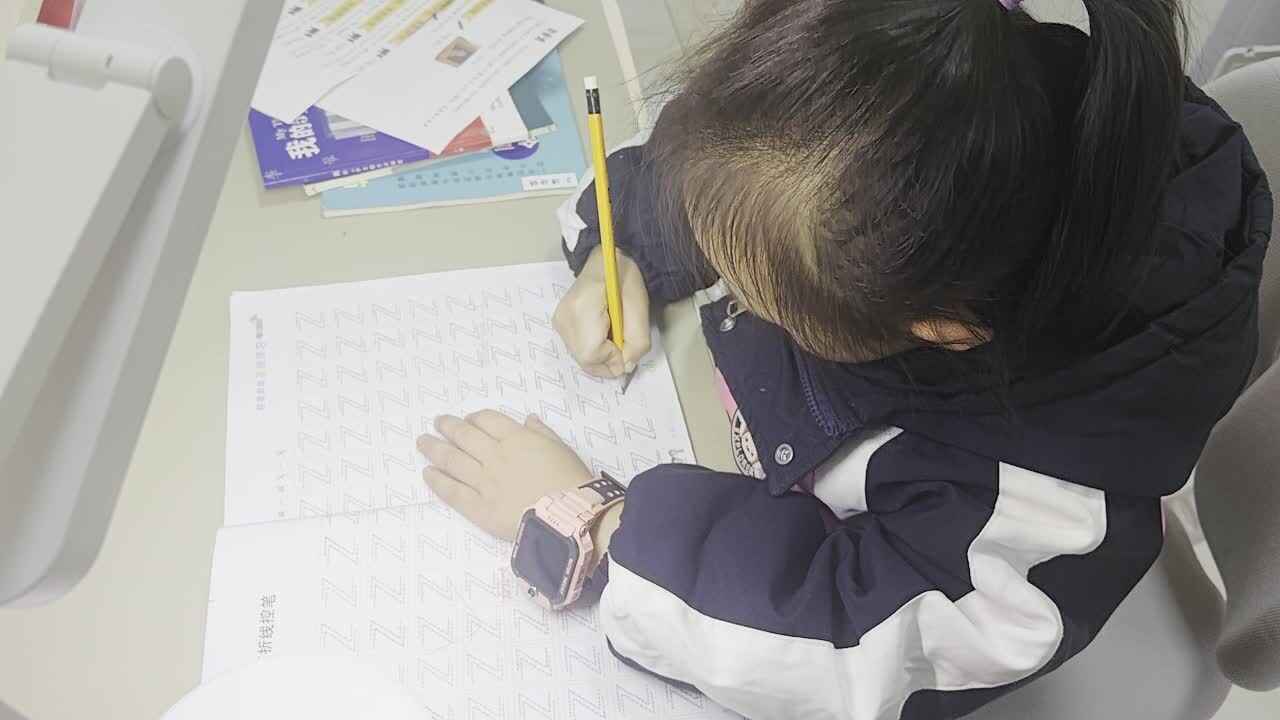 2024年11月9日大B班谭诗锜完成控笔训练第15页6-9排
