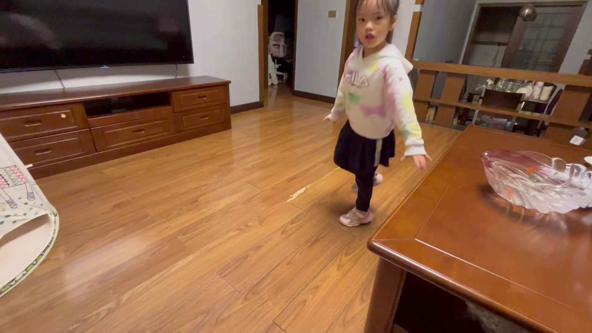 大B班李茵琪练习单脚连续跳