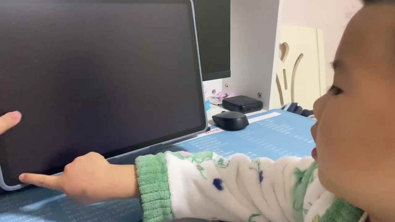 ⁣⁣⁣⁣大B班吕子垚观看古诗视频（⁣从军行）20241122.MOV