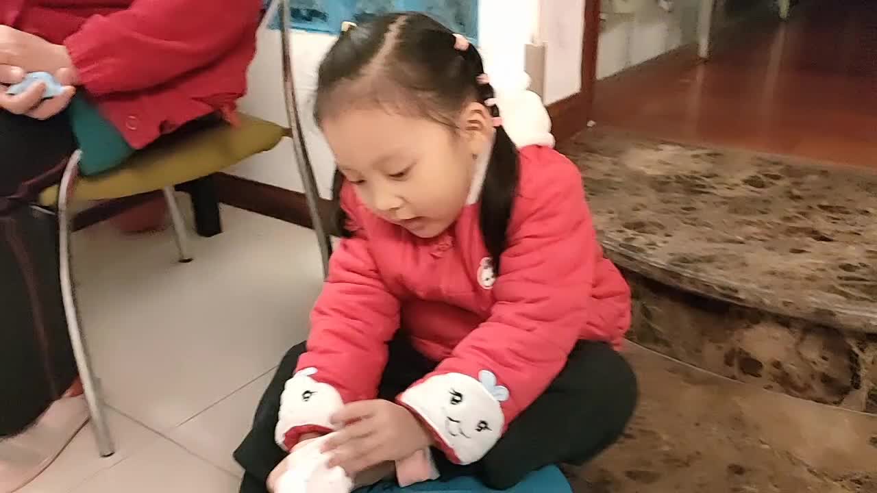 20241127陈灵兮闯关练习穿袜子