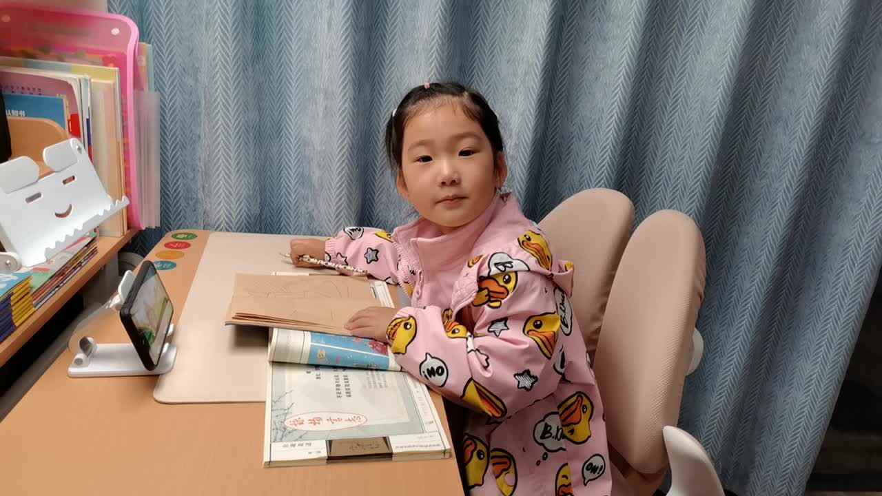 VID_20241122大B班宁汐言观看视频，学习《从军行》
