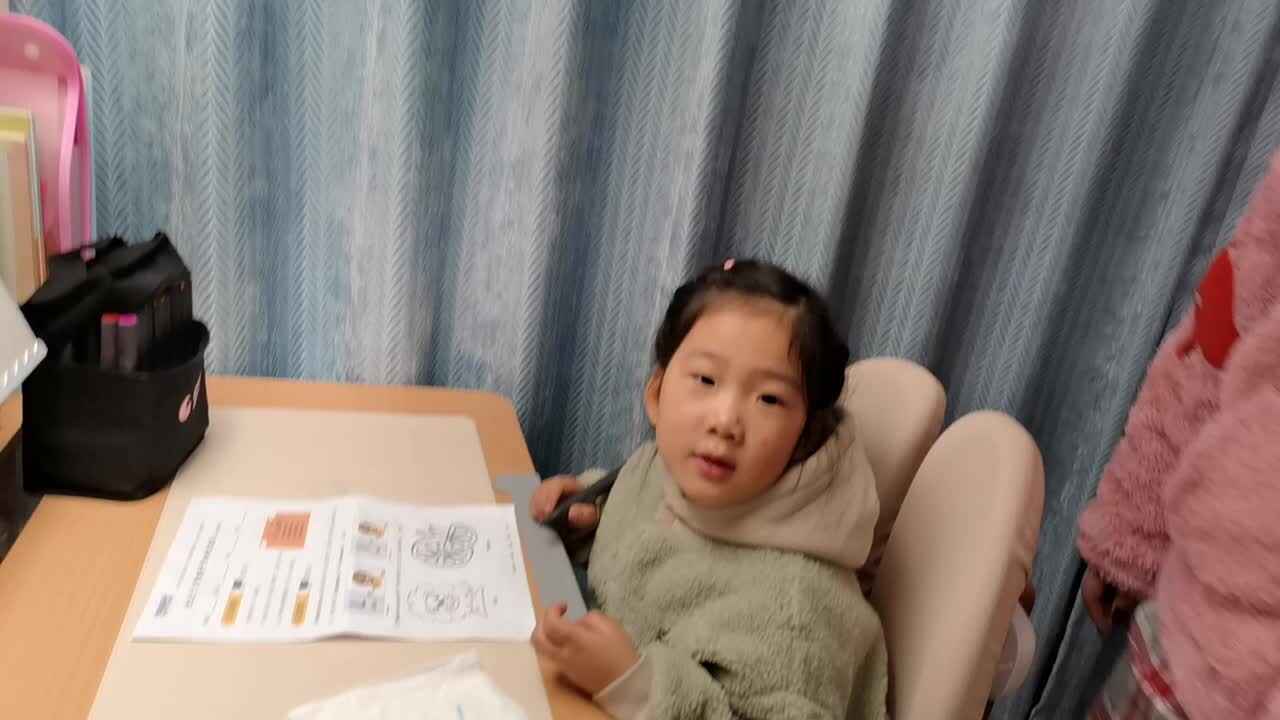 VID_20241130大B班宁汐言朗读下列单词并给它们涂上自己喜欢的颜色
