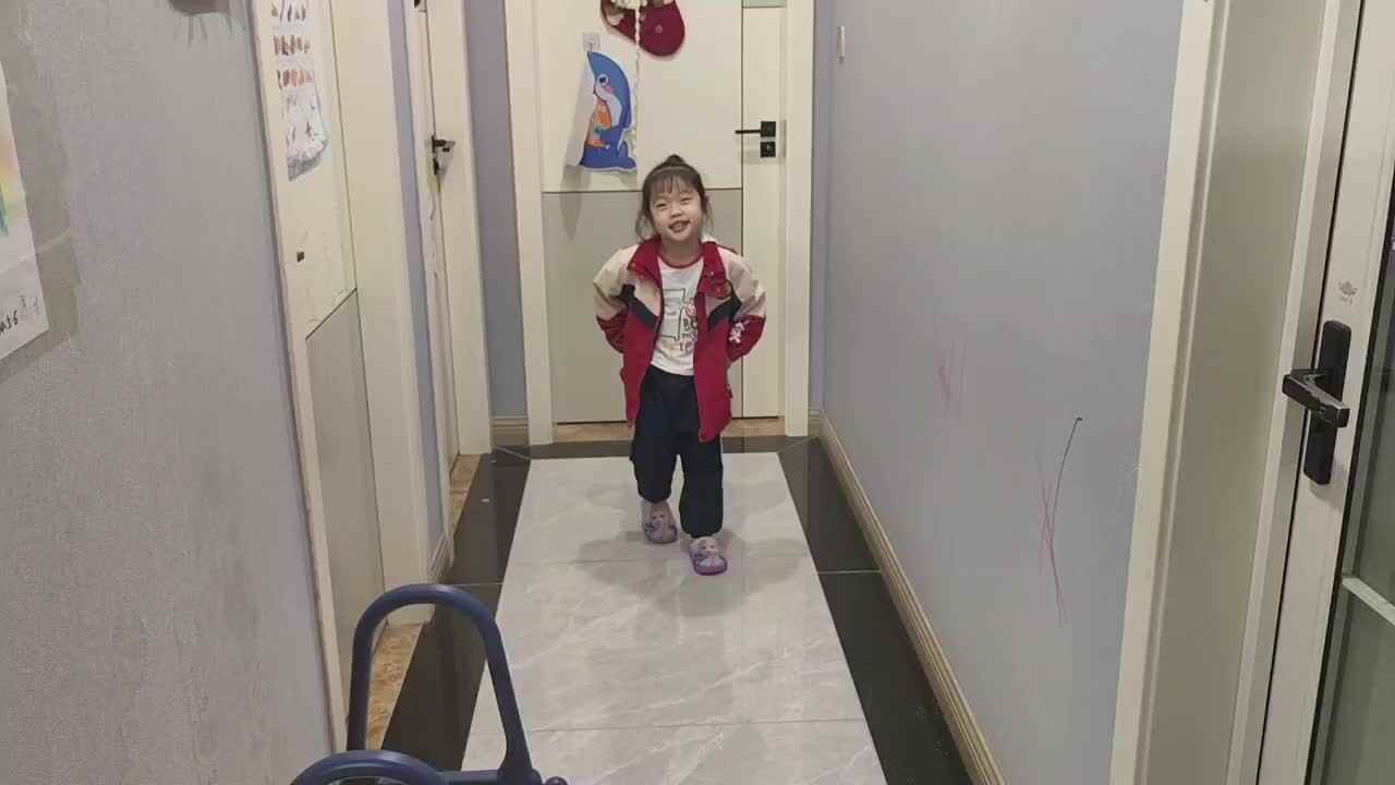 大B班 徐子伊 叉腰踏步走