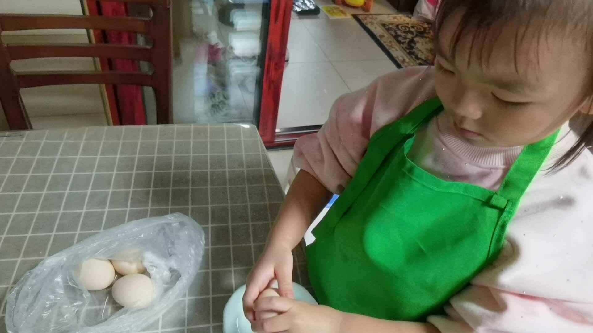 和妈妈一起制作蛋糕