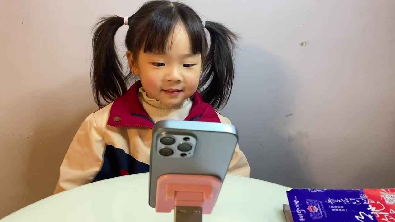 2024年11月25日中A班夏爱林～英语《谁拿了口袋里的糖果》.MOV