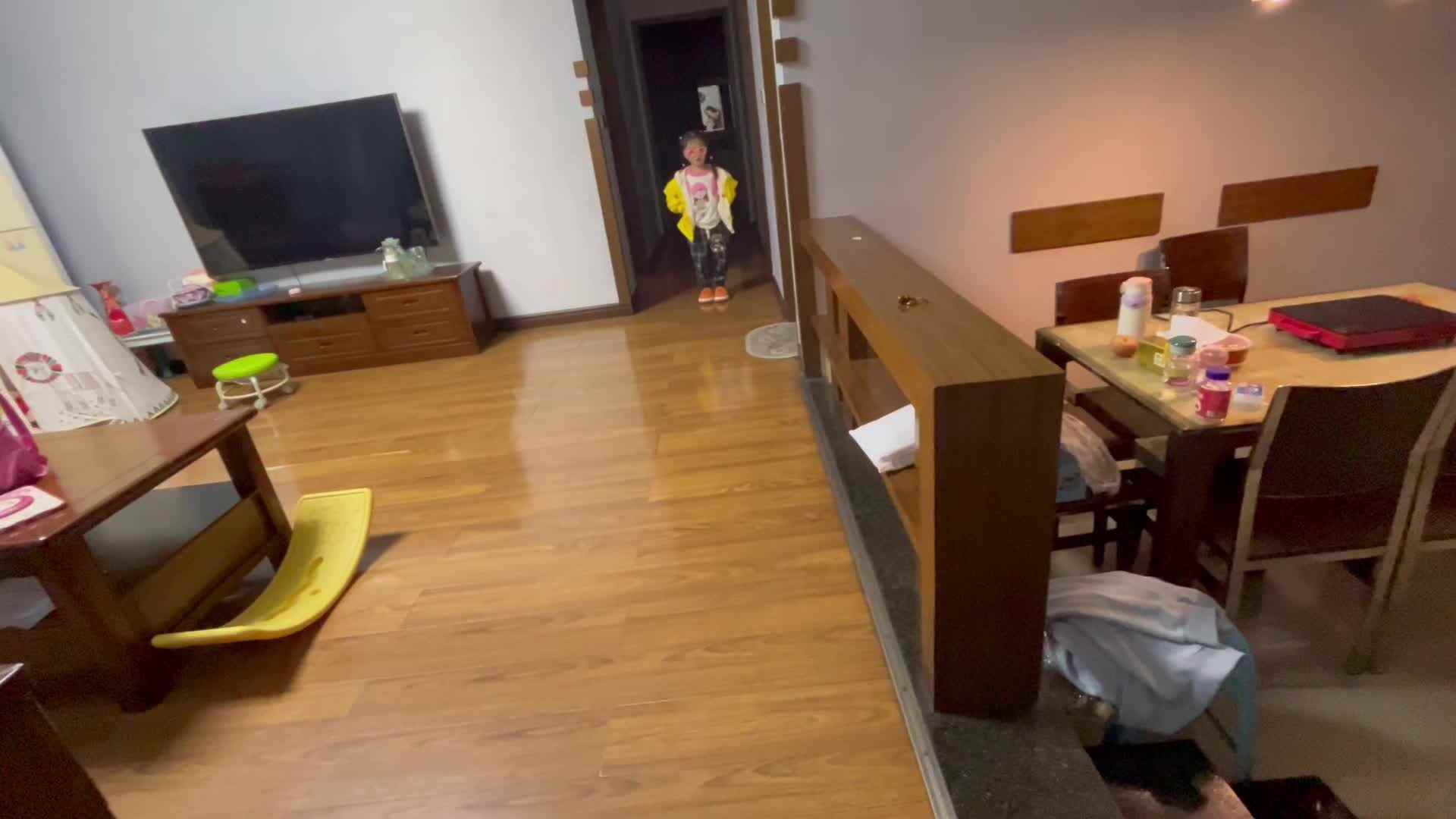 大B班李茵琪练习叉腰踏步走