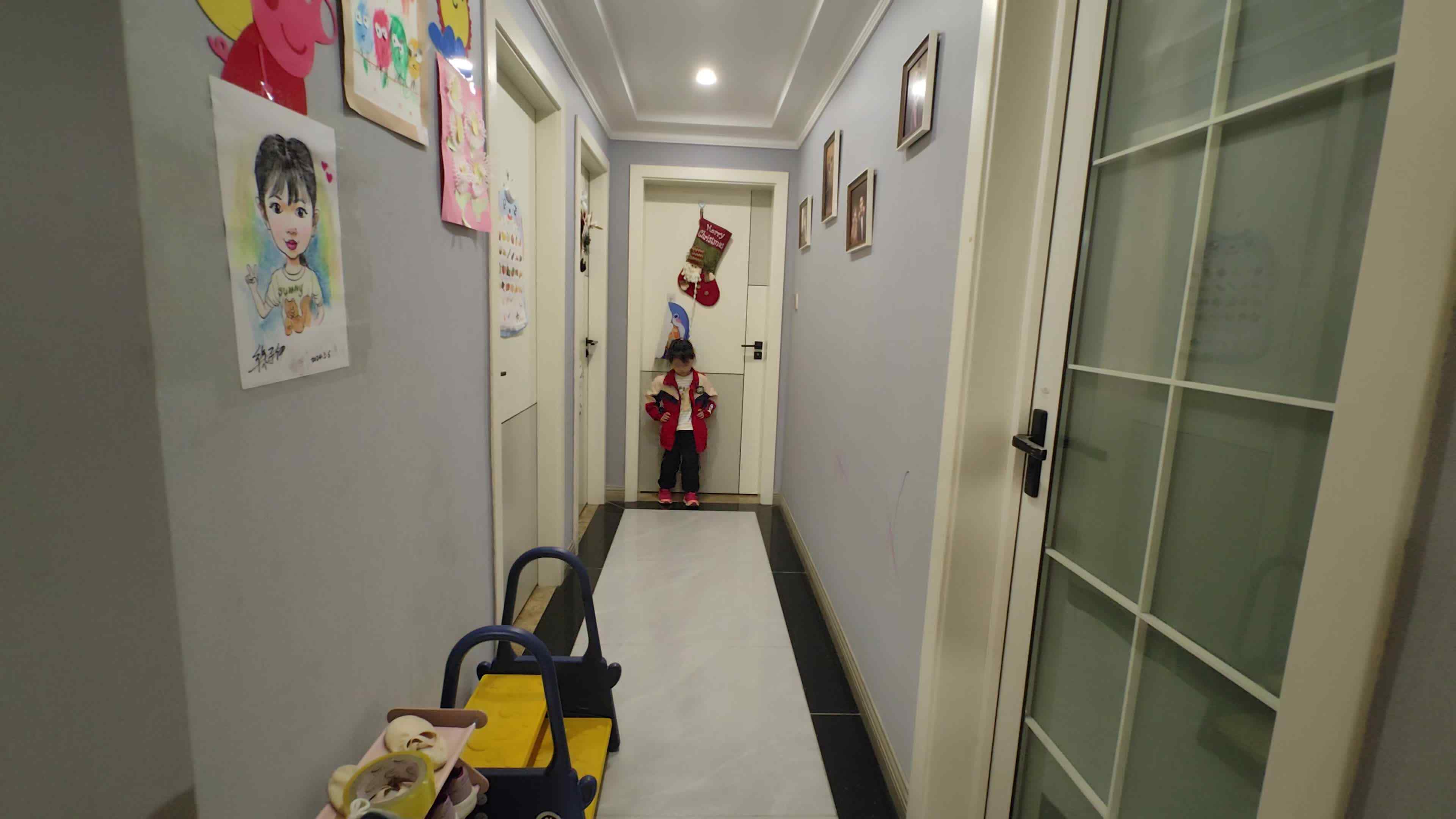 大B班 徐子伊叉腰原地踏步喊口号