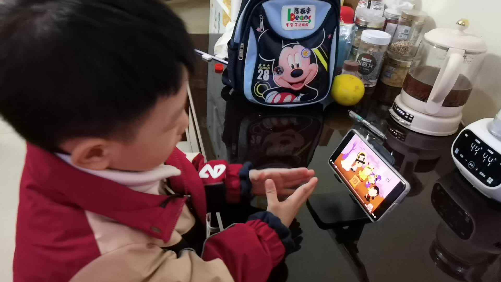 中A班陈栎安观看英语视频.mp4