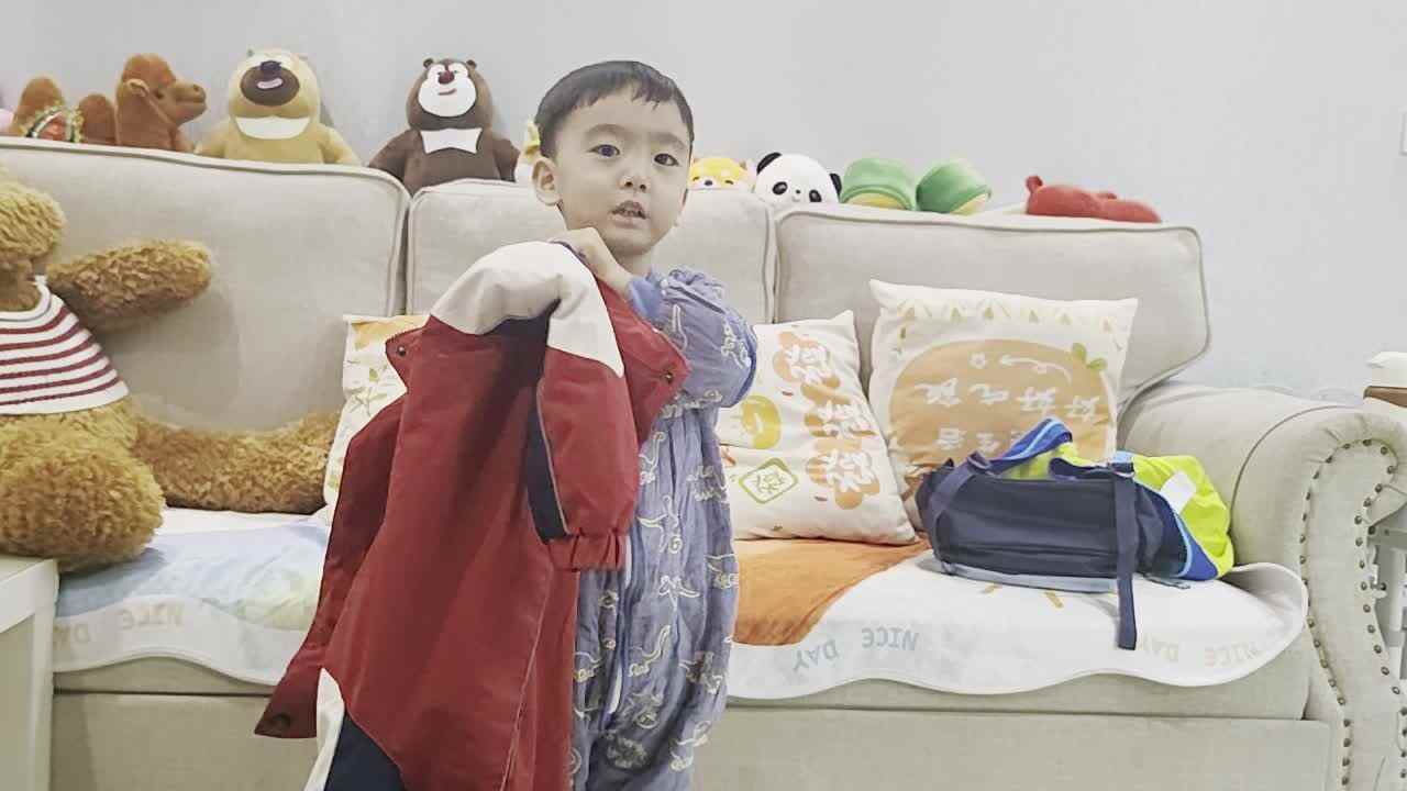 中A班蒋熠_20241111_练习穿外套.mp4