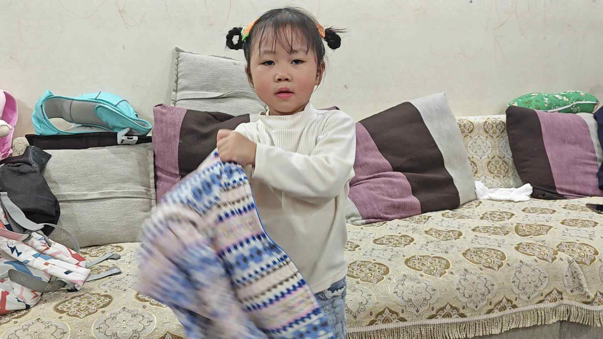 中A班 2024.11.13张艺涵-穿衣服.mp4