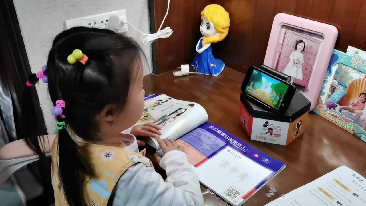 11.1大A班赵欣奕观看英文故事视频