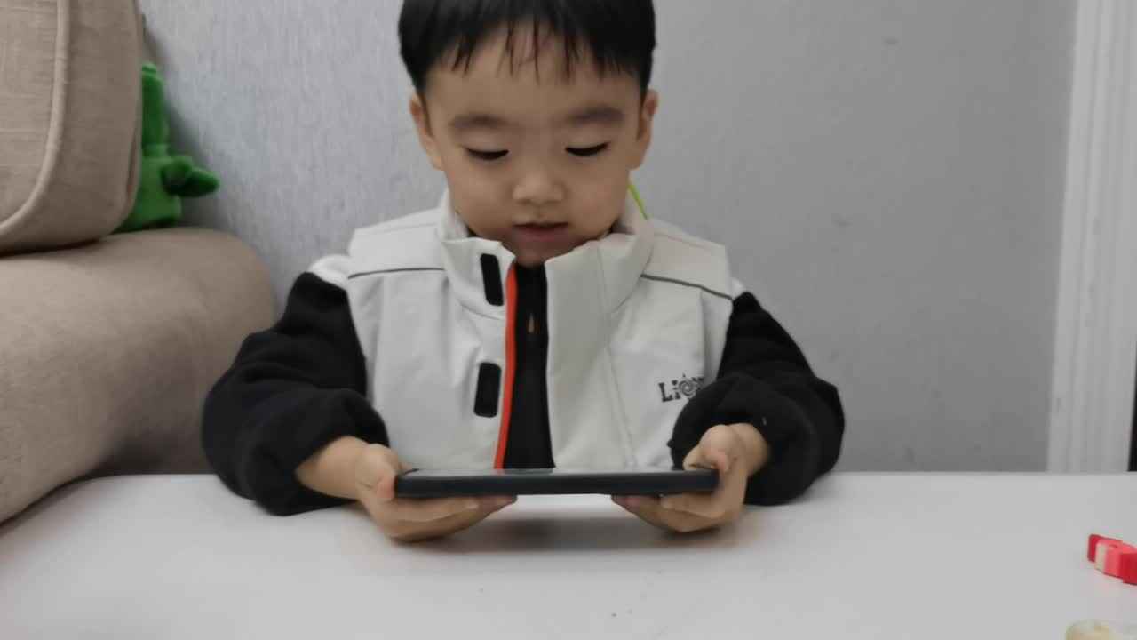 中A班蒋熠_20241122_观看视频英文儿歌110312.mp4