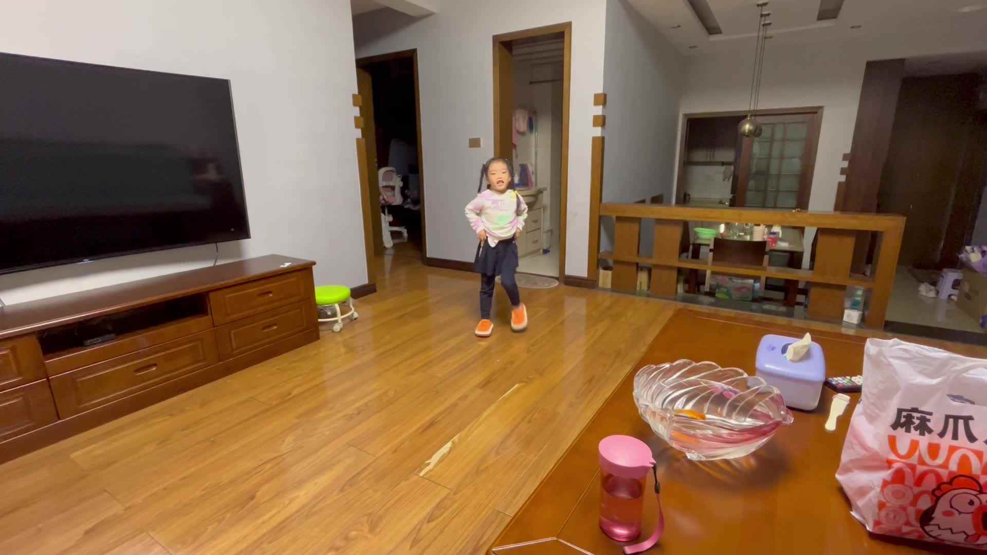 大B班李茵琪练习叉腰踏步走并喊口号