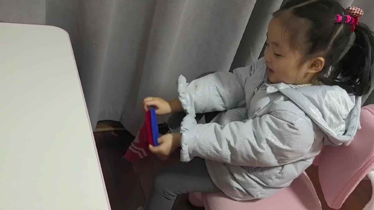 中A班2024.11.26艾琰茹--穿袜子
