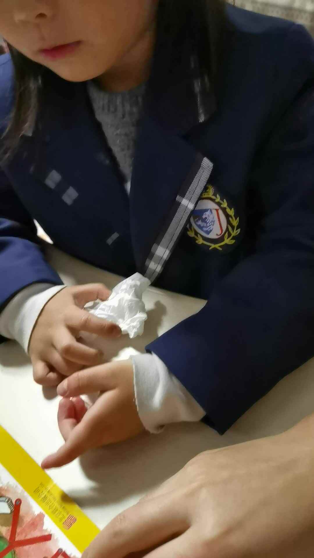 阅读绘本《机器人》