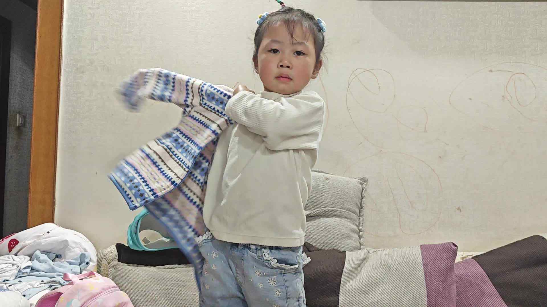 中A班2024.11.12张艺涵-穿衣服.mp4
