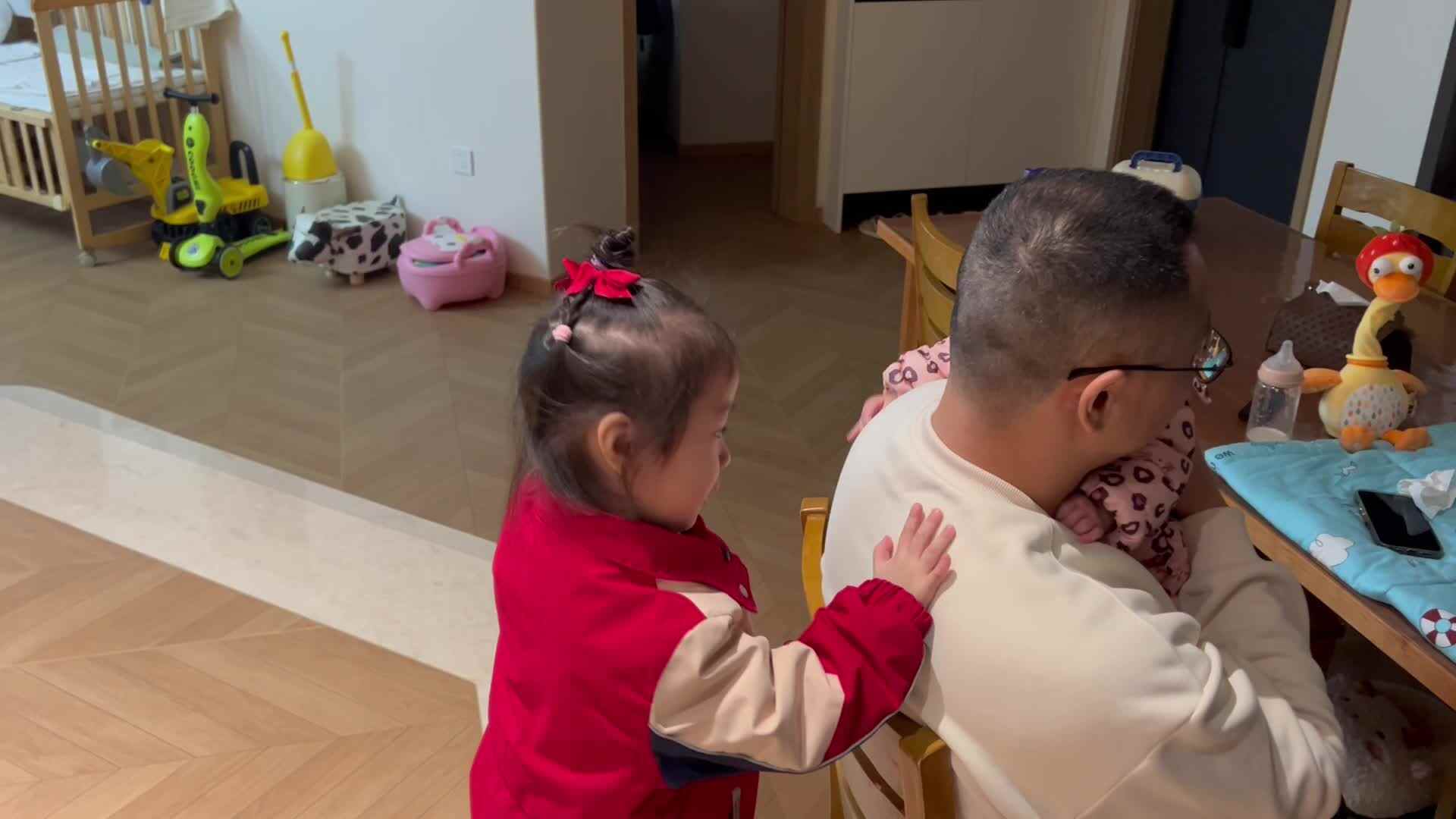 20241125感恩节给爸爸捶背