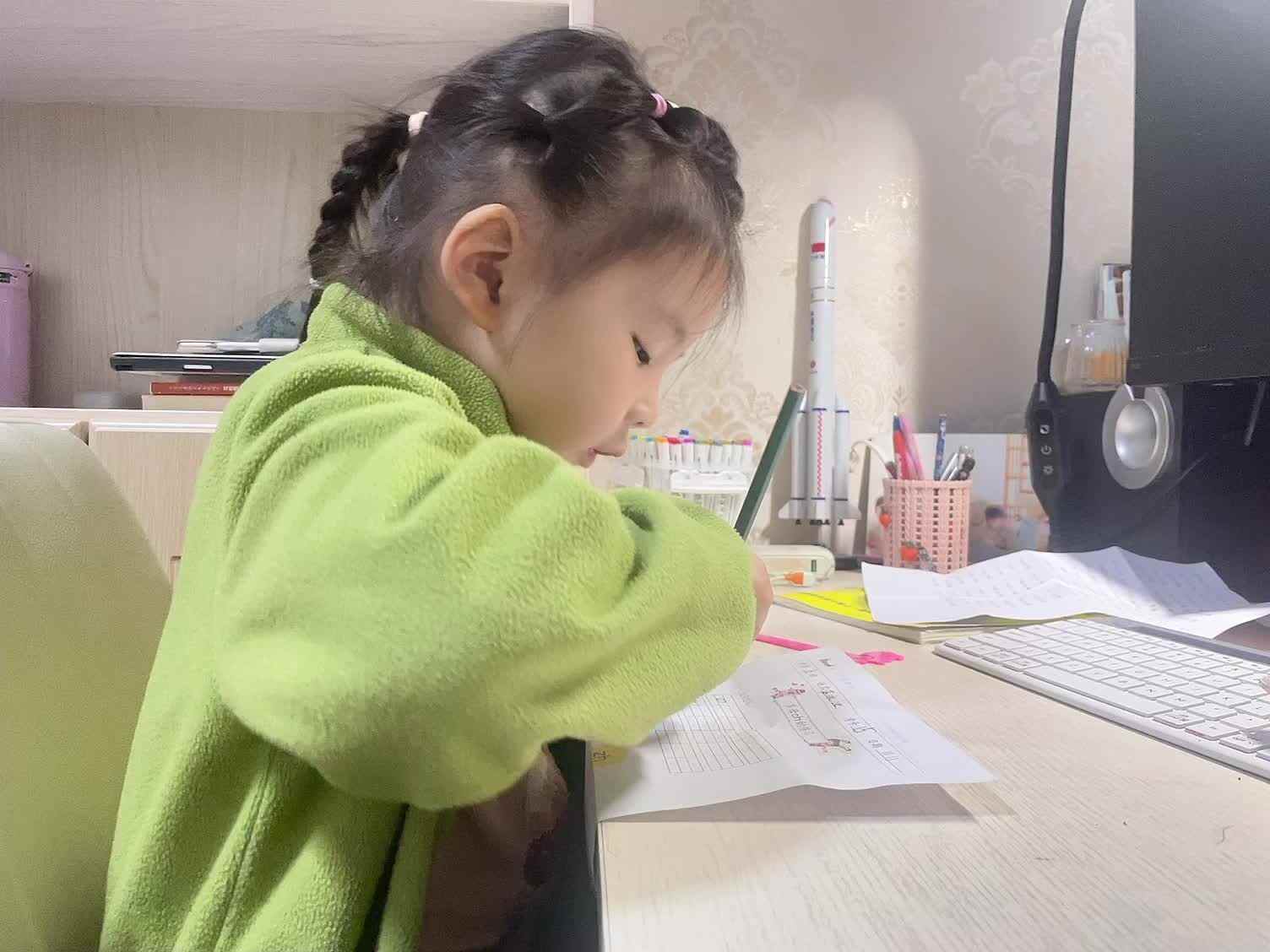 学前B班蒲依诺2024.11.11日书写(ch并朗读).mp4