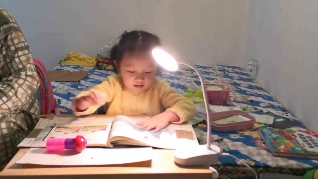大A班李盈莹  指读古诗《望岳》mp4