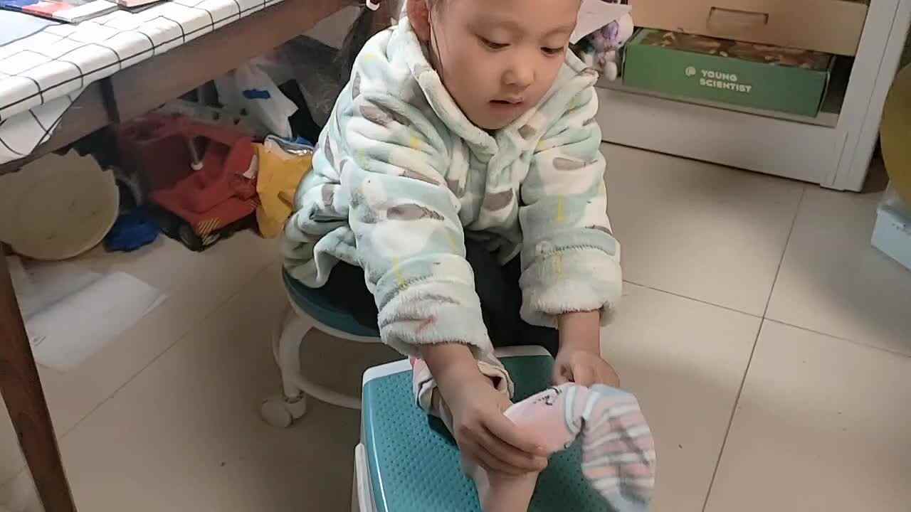 ⁣20241128陈灵兮闯关练习穿袜子