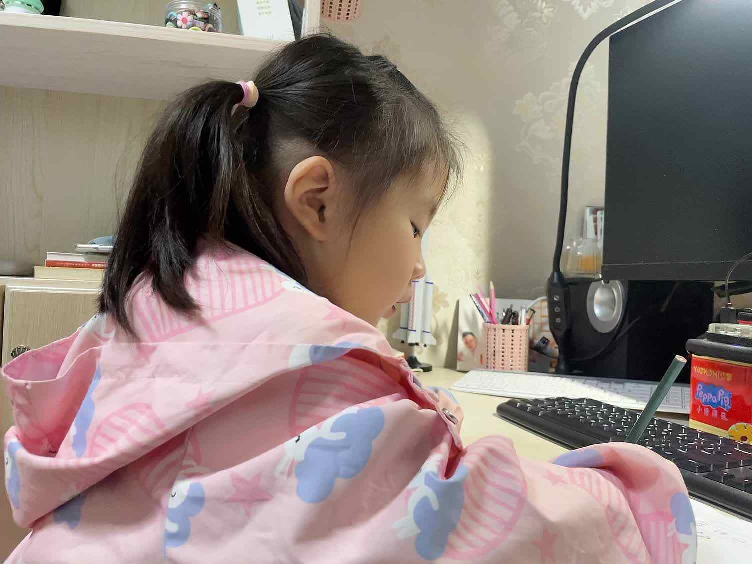学前B班蒲依诺2024.11.12日书写(声母SH并朗读). mp4