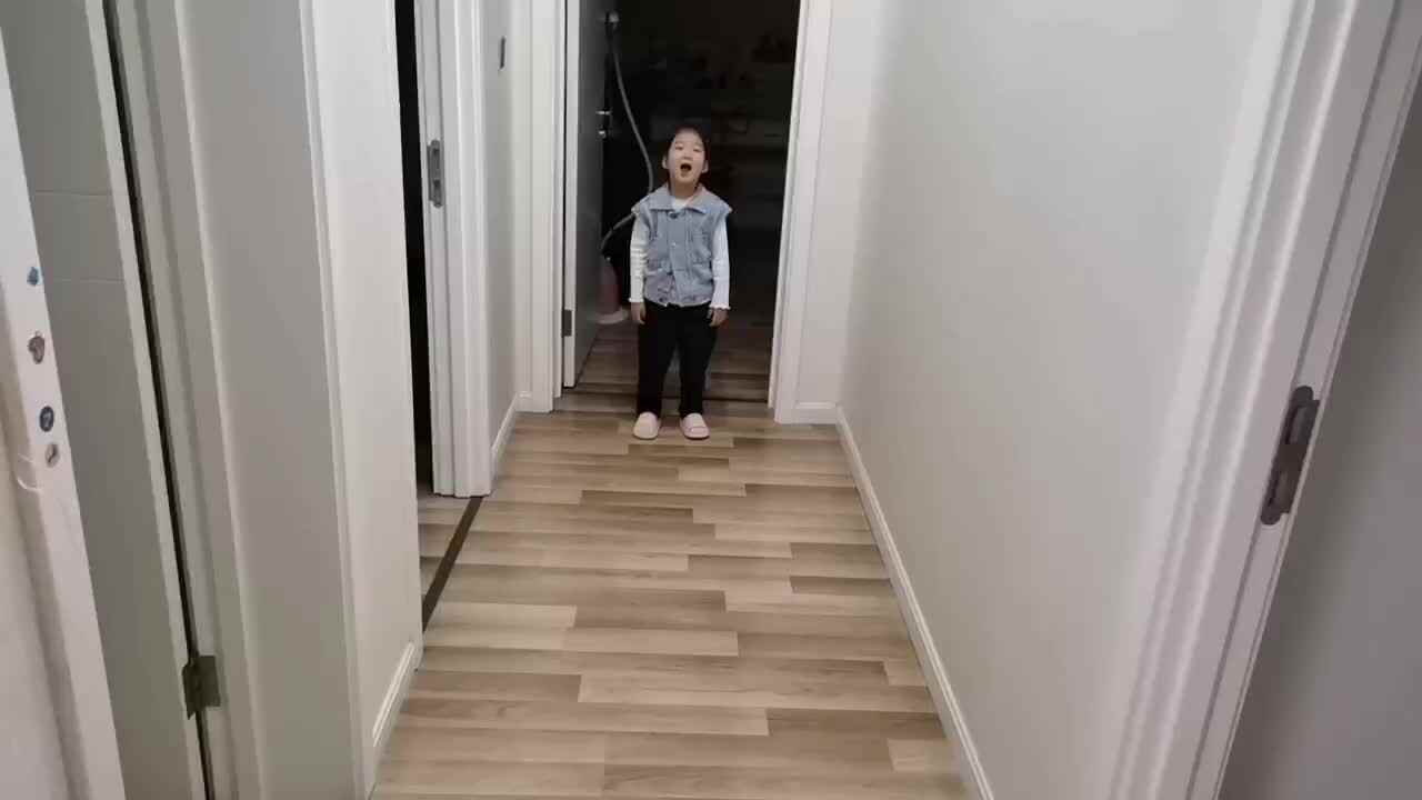 大B班宁汐言练习单脚连续跳.mp4