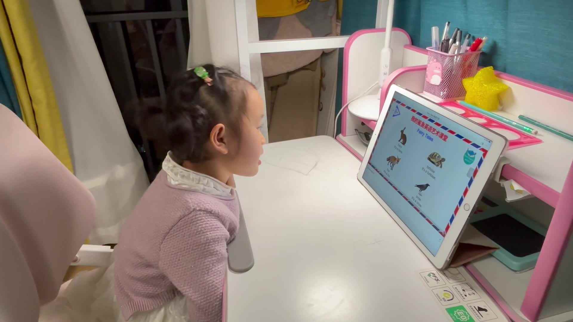 2024.11.9大B班温欣学习跟读<Fairy   Tales朗读示范>.mov