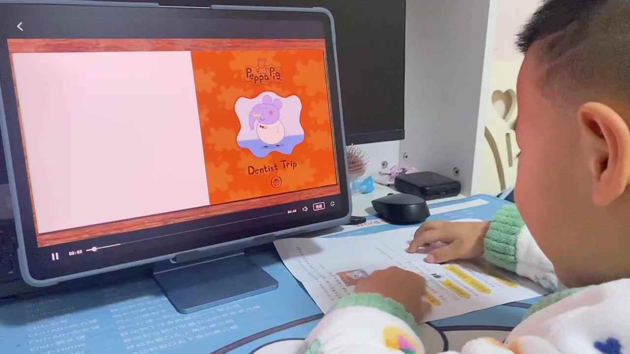 大B班吕子垚观看英文视频（小猪佩奇看牙医 Peppa Pig Story - Dentist Trip）20241122.MOV