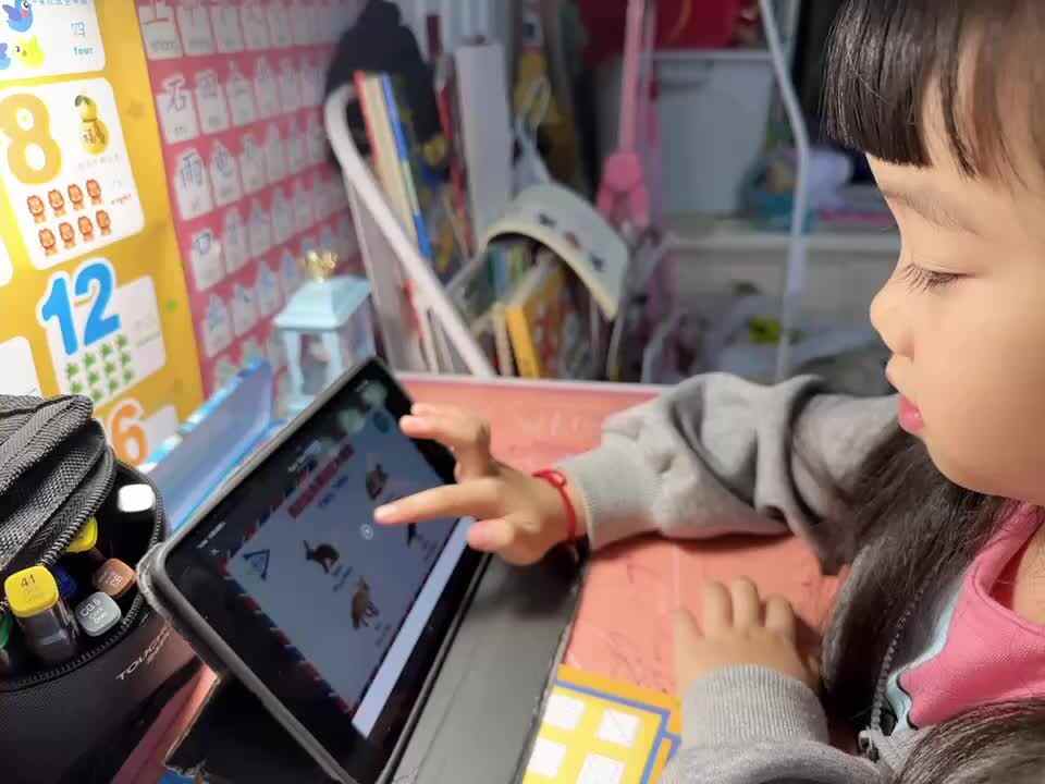 ⁣⁣⁣⁣20241109 大 B 班舒琳芯观看英语儿歌视频并跟读《示范朗读》