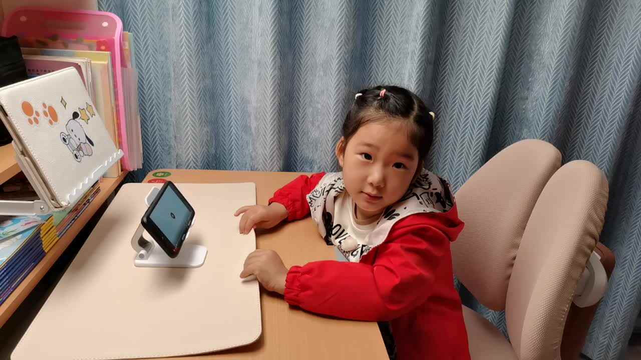 11日12日大B班宁汐言观看英语视频并学习学习