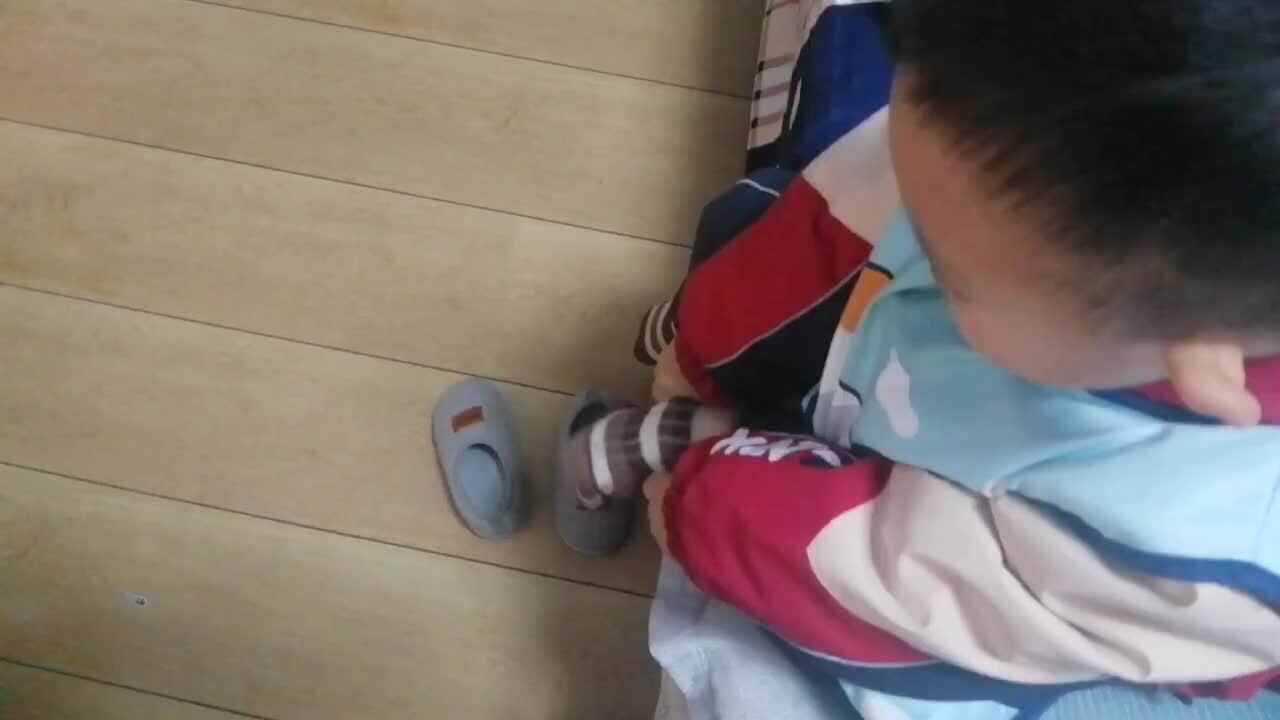 ⁣⁣⁣⁣⁣⁣中A班2024.11.28李柯辰穿袜子.mp4