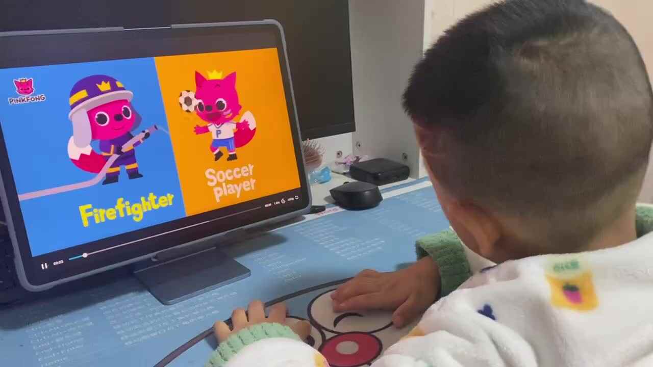 大B班吕子垚观看英文儿歌（Jobs 职业）20241122.MOV