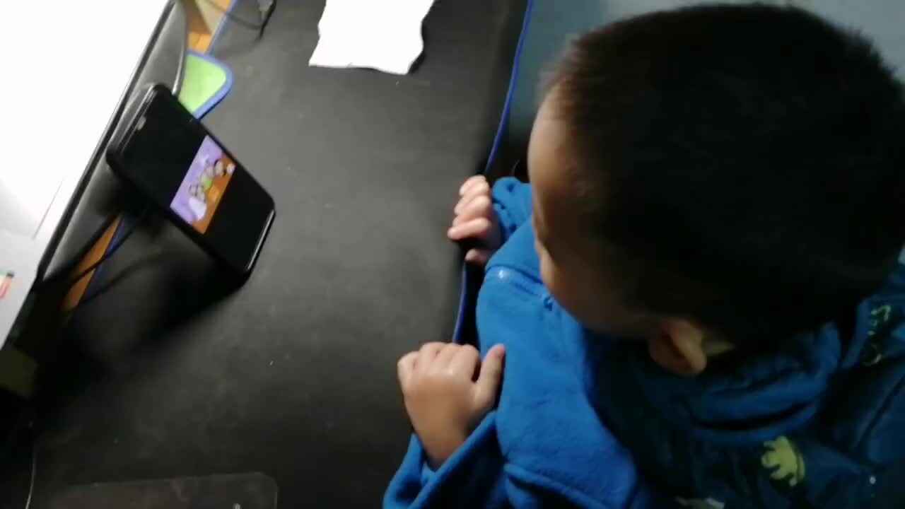 ⁣⁣⁣⁣⁣⁣⁣中A班2024.11.25李柯佑看英语视频.mp4