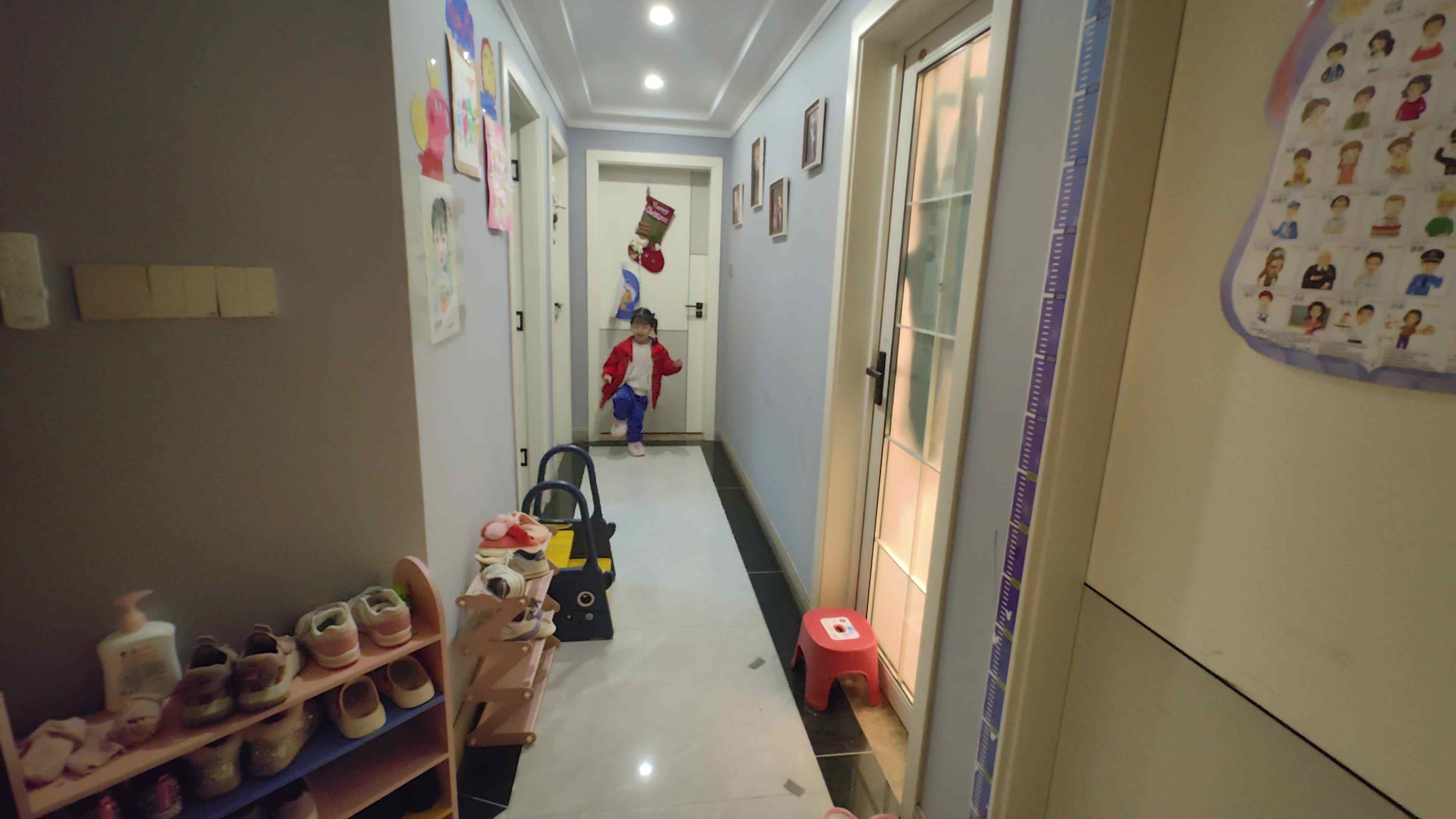 大B班 徐子伊  双脚交替跳