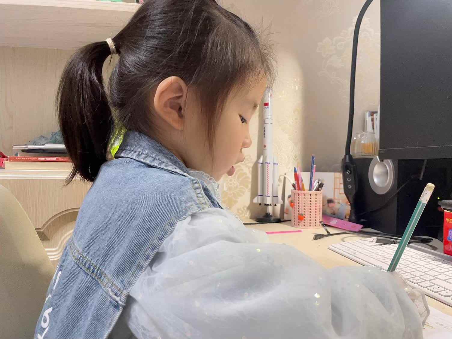 学前B班蒲依诺2024.11.7日书写(拼音zh并朗读) .mp4