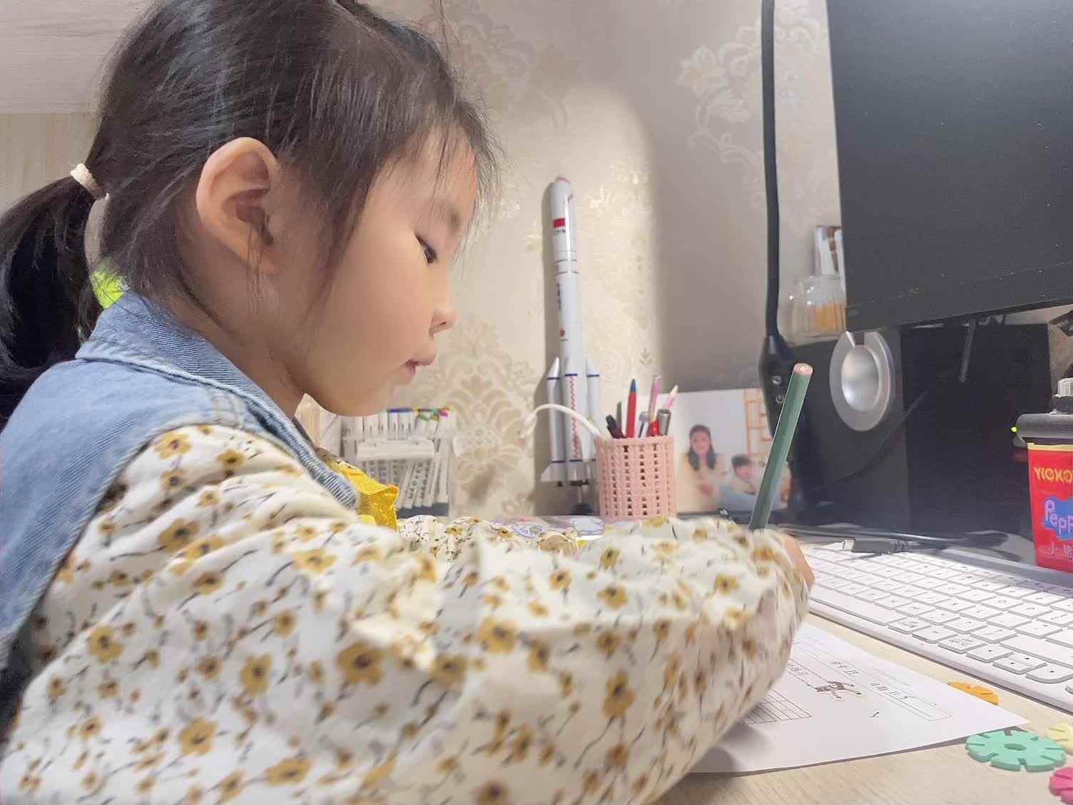 学前B班蒲依诺2024.11.5日书写(声母x并朗读).mp4
