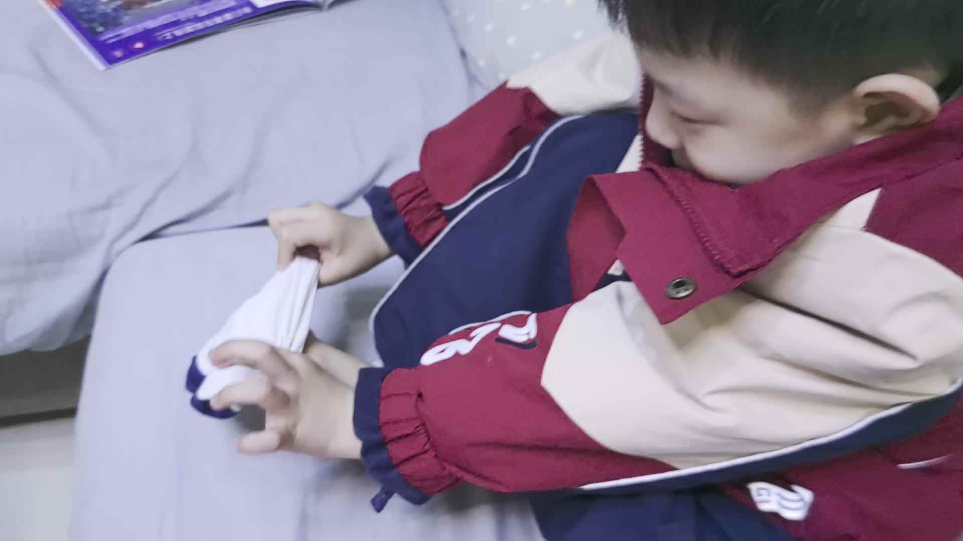 中A班陈栎安练习穿袜子.mp4
