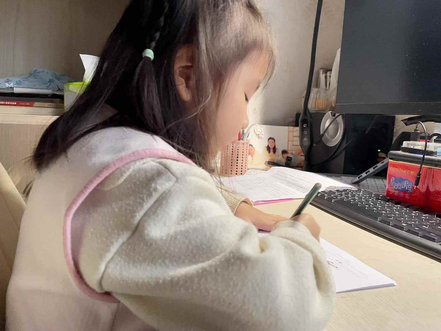学前B班蒲依诺2024.11.16日书写(音节ri ). .mp4