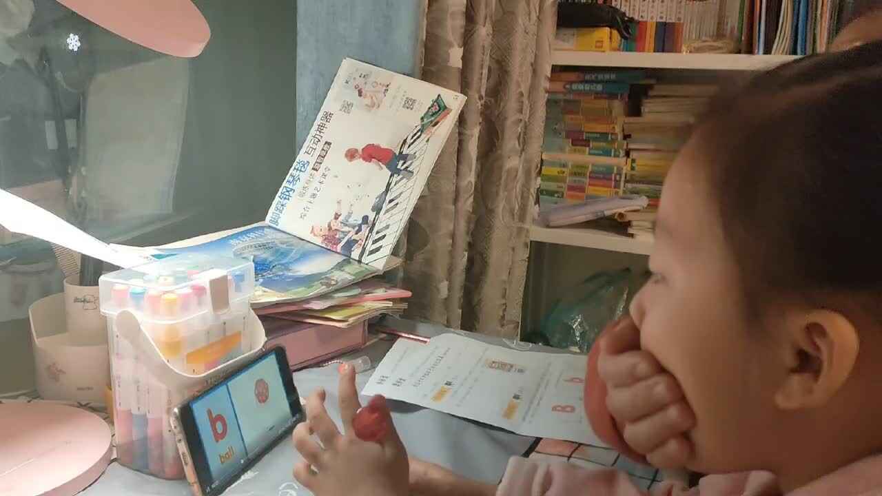 ⁣20241101陈灵兮闯关练习观看字母歌《B》
