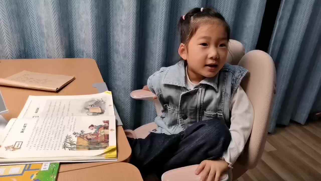 大B班宁汐言观看英语视频.mp4