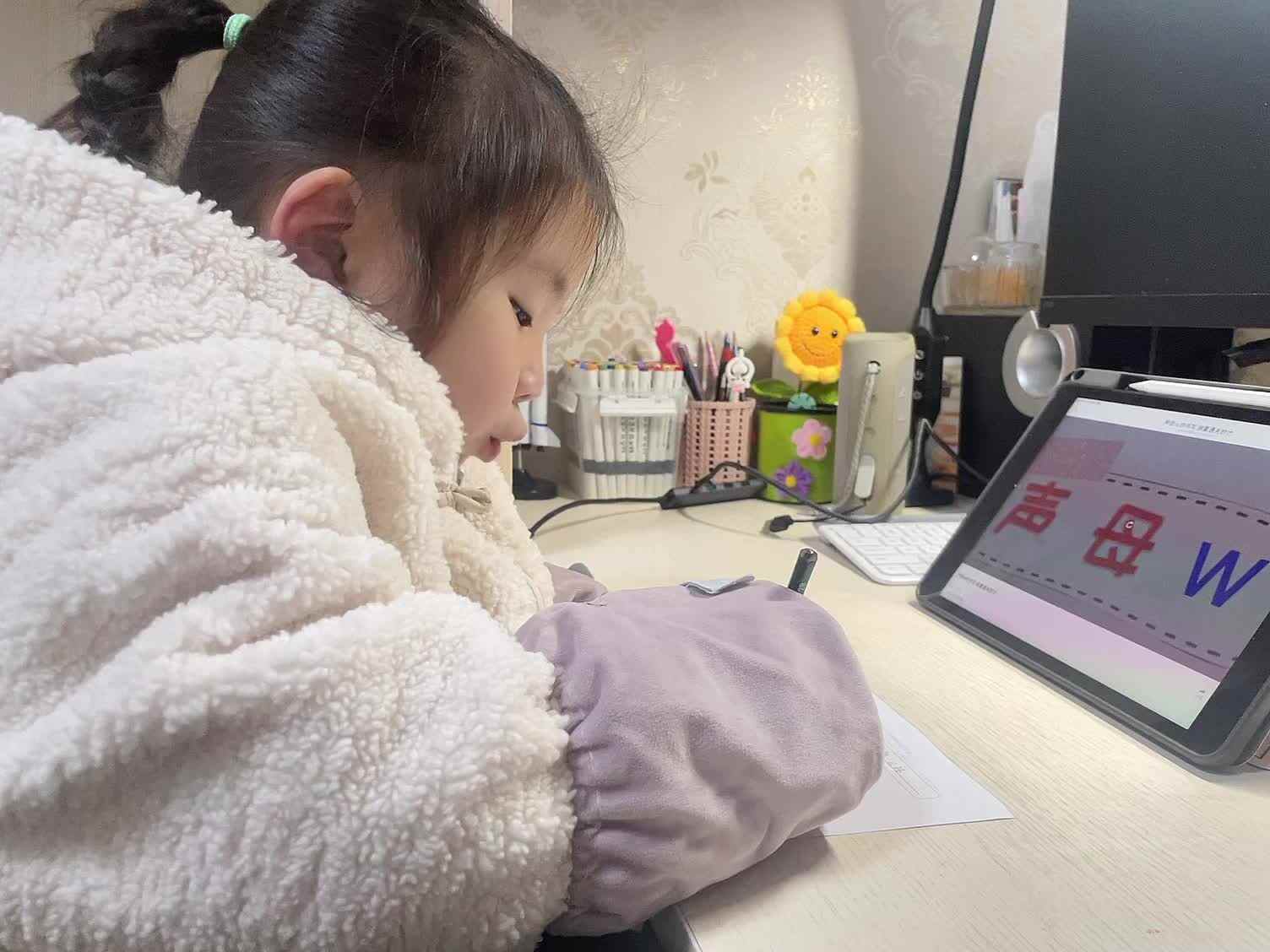 学前B班蒲依诺2024.11.26日(书写并朗读声母w).mp4