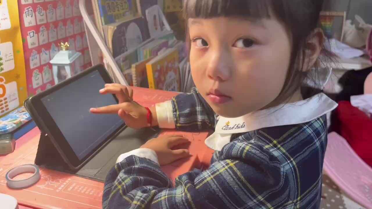 20241112大B班舒琳芯观看英语视频