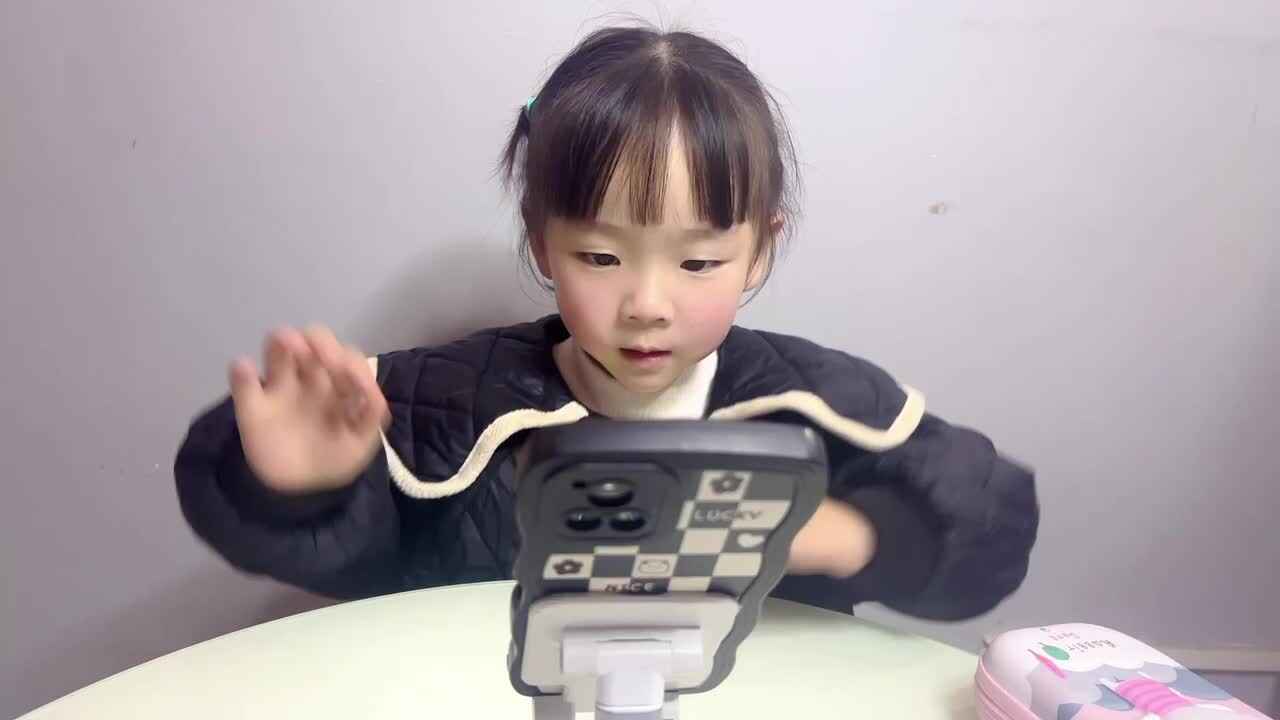 2024年11月22日中A班夏爱林～《英语：谁拿了罐子里的饼干》.MOV
