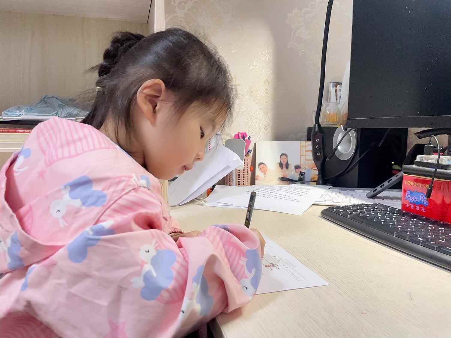 学前B班蒲依诺2024.11.13日(书写声母r并朗读).mp4