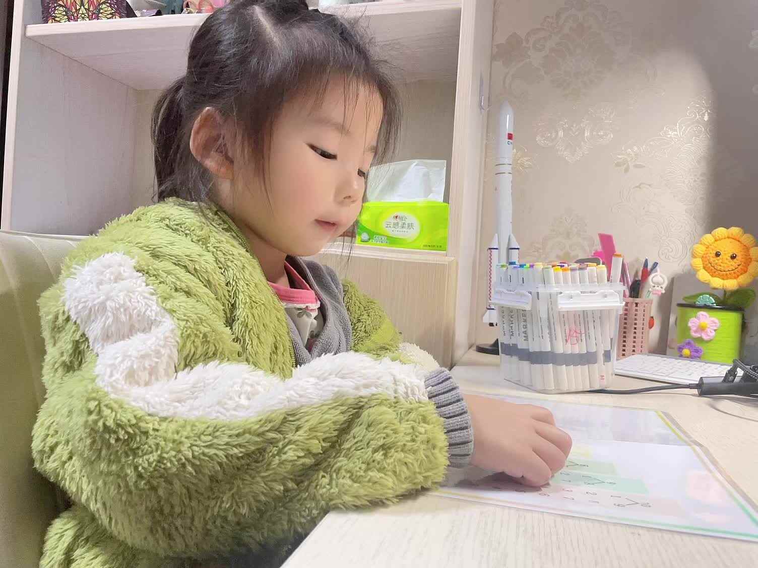 学前B班蒲依诺2024.11.21日指读数字(8-10的分解与组合) mp4