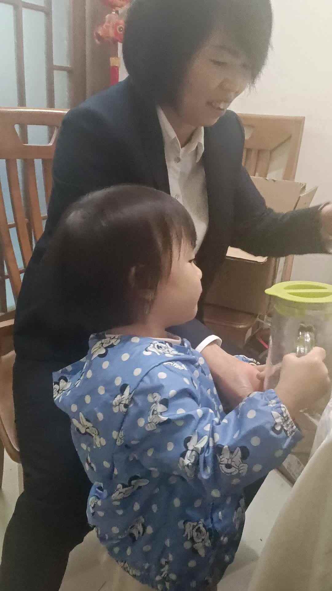 米修给外婆倒茶.mp4