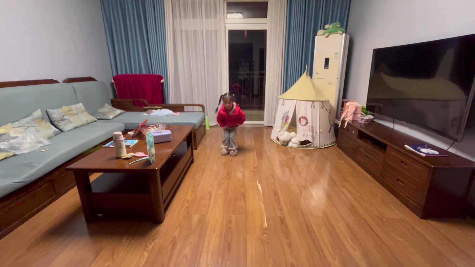 大B班李茵琪练习双脚左右跳