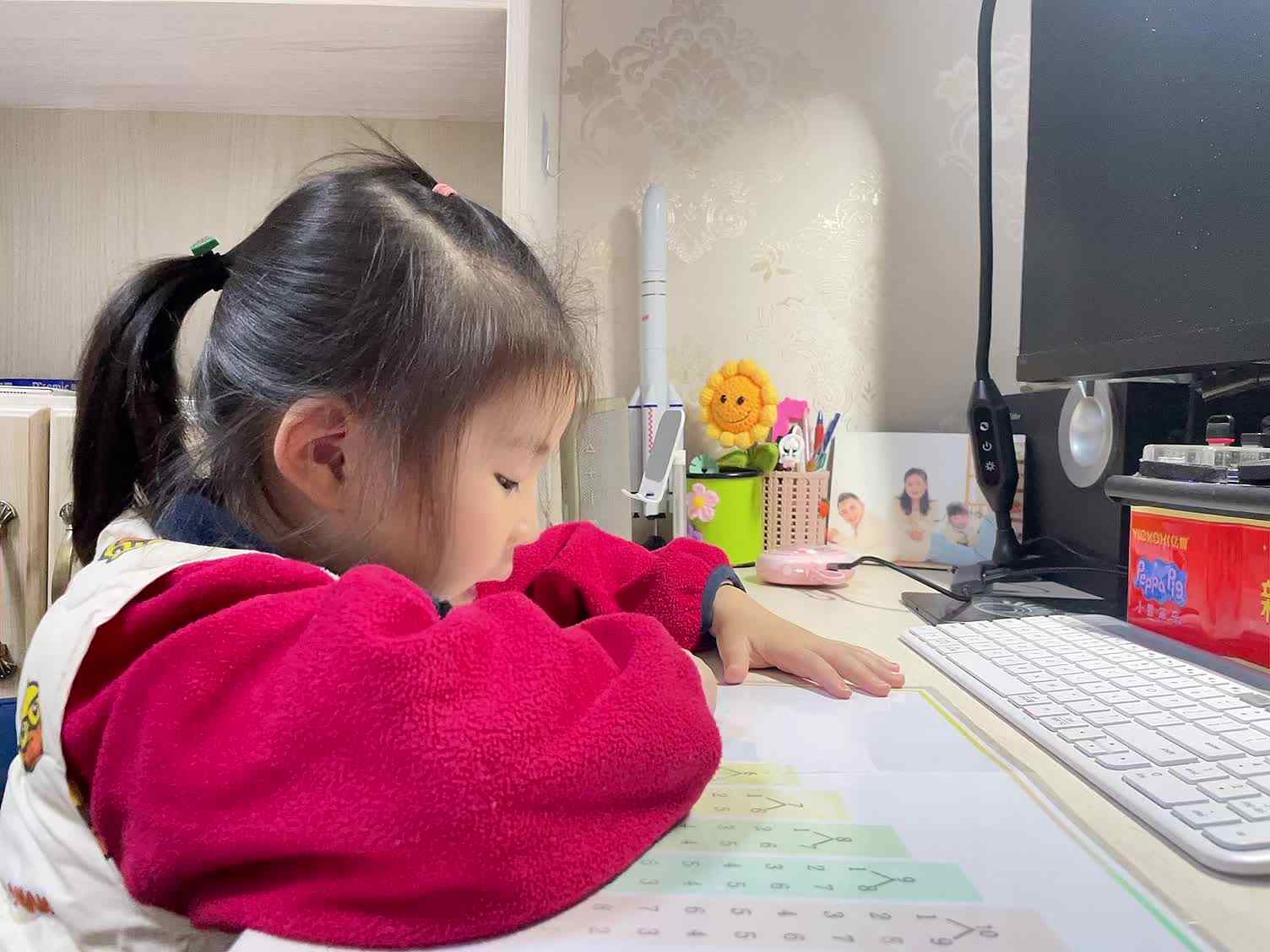 学前B班蒲依诺2024.11.18日指读数字(2-7的分解和组合). mp4